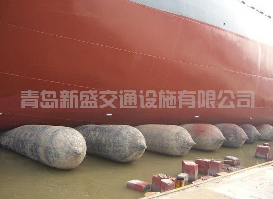 船舶利用气囊下水，开创航运新时代的精彩华章。