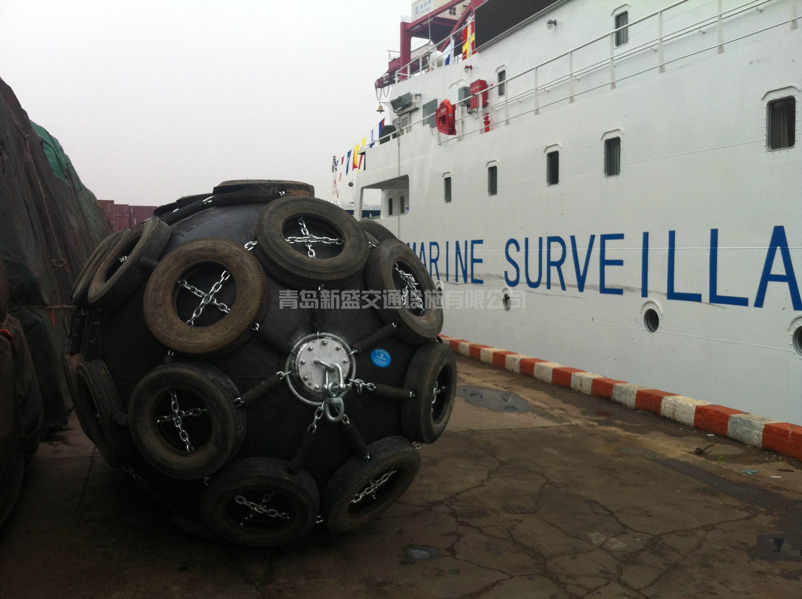 充气橡胶护舷能适应不同水域条件，提供可靠防护，在很多场景都有