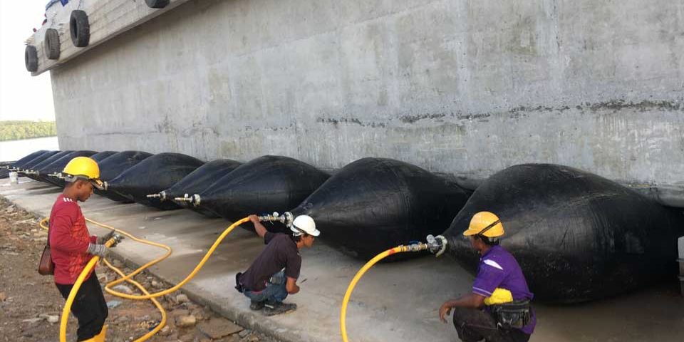 水泥浮船通过船用气囊.jpg